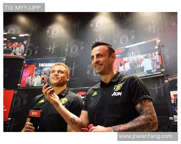 两位足球传奇球星的辉煌征程与成长轨迹揭秘，探寻他们背后的努力与坚持