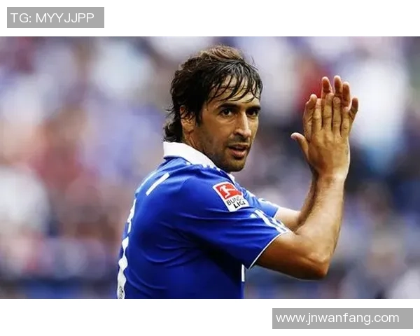 足球巨星油画卡收藏品艺术魅力揭示精彩瞬间与独特价值