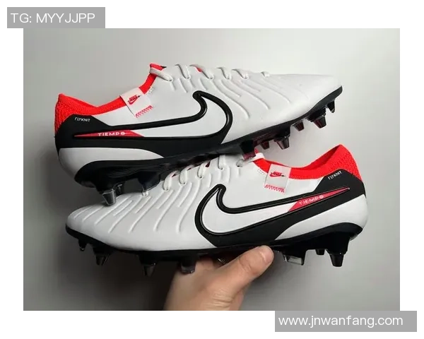 各大足球球星穿着的足球鞋品牌揭秘及其背后的合作故事