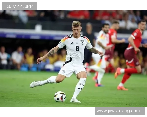 德国足球球星2号身份揭秘 他在球队中的重要角色与贡献
